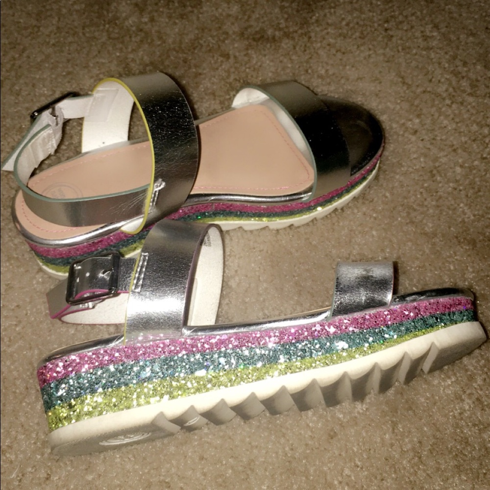 Super cute sandals!